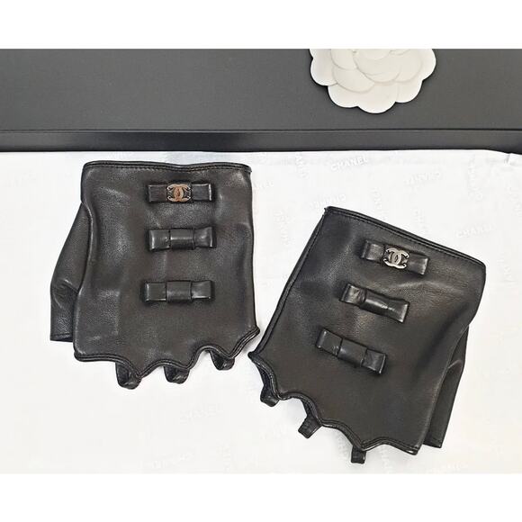 NWOB CHANEL Lambskin Black CC Logo Bow Fingerless Gloves Mittens  -7.5 - Picture 2 of 6